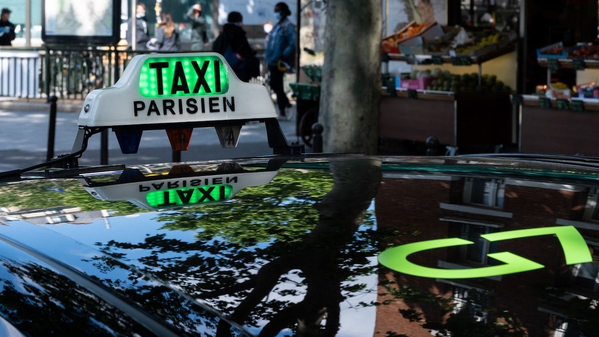 Pařížská taxislužba po vážné nehodě pozastavila provoz vozů Tesla Model 3